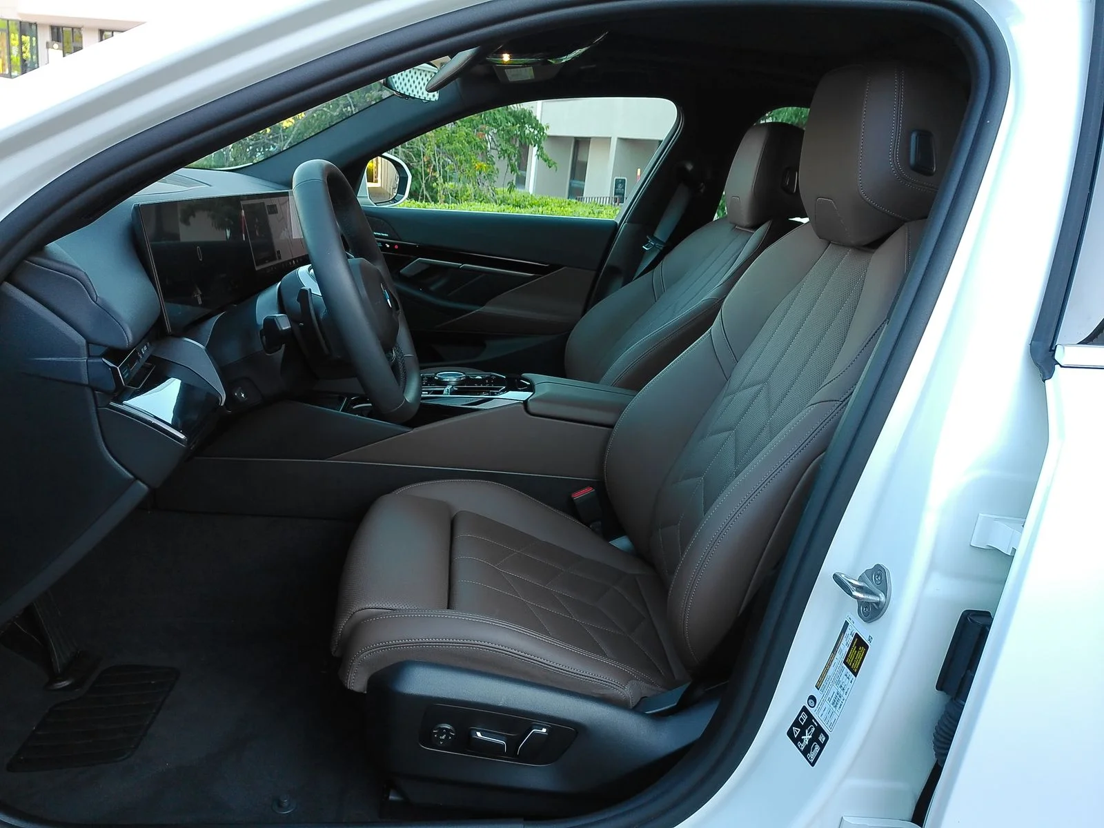 Used 2024 White BMW 530i xDrive image 9