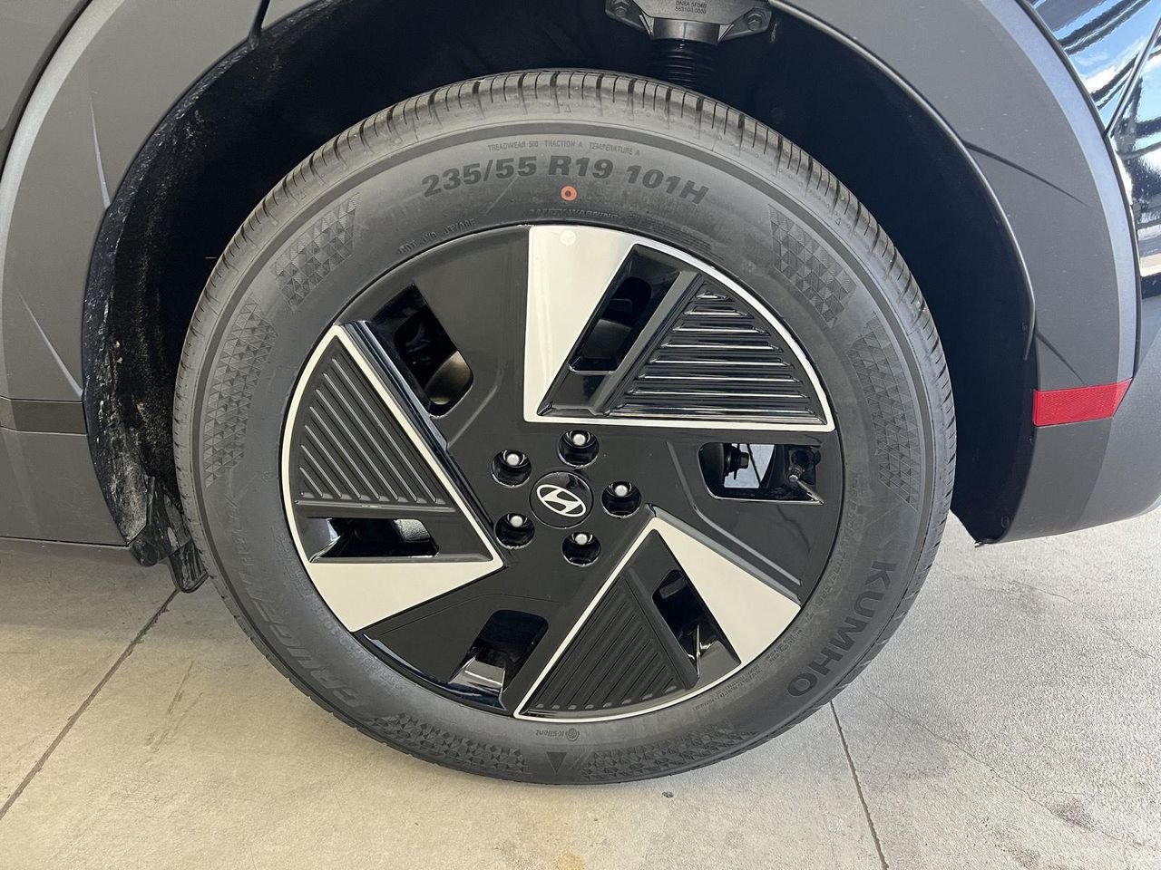 New 2026 Abyss Black Hyundai SE image 10