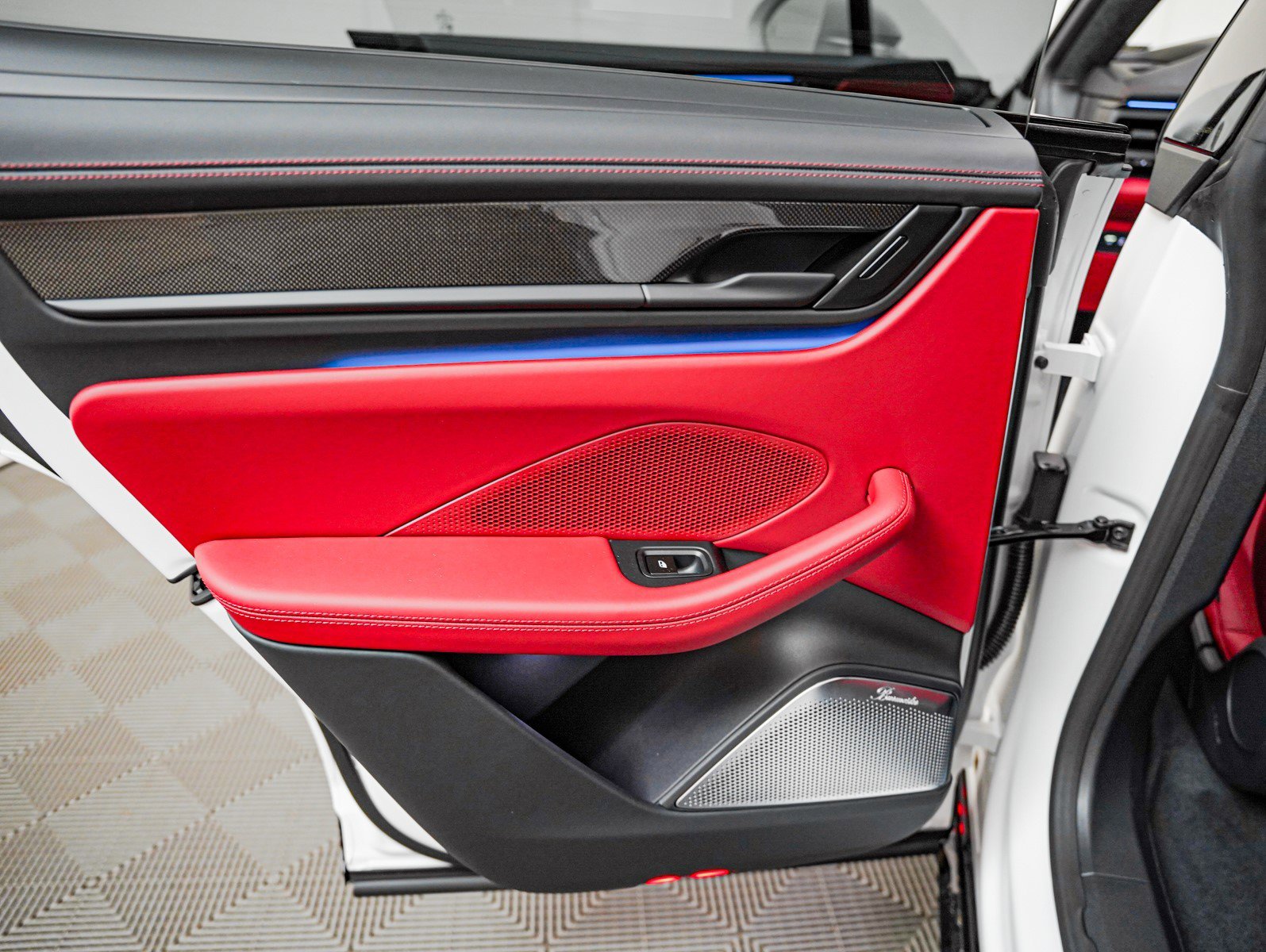 2025 Porsche Macan Turbo Electric - Photo 24