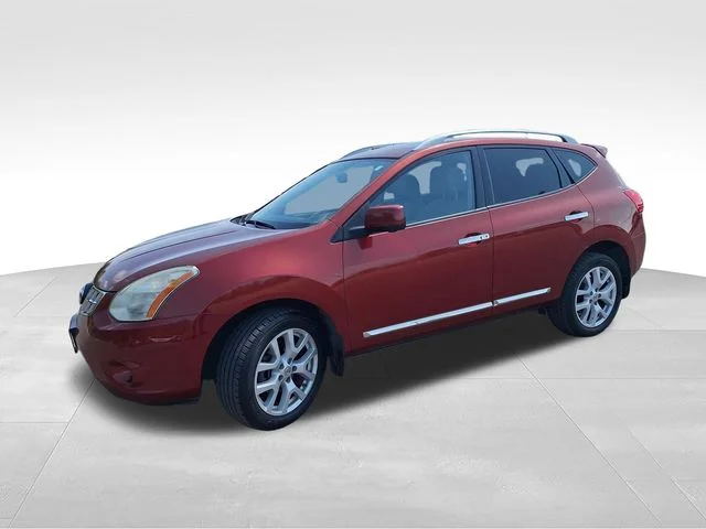Used 2013 Red Nissan SL image 3