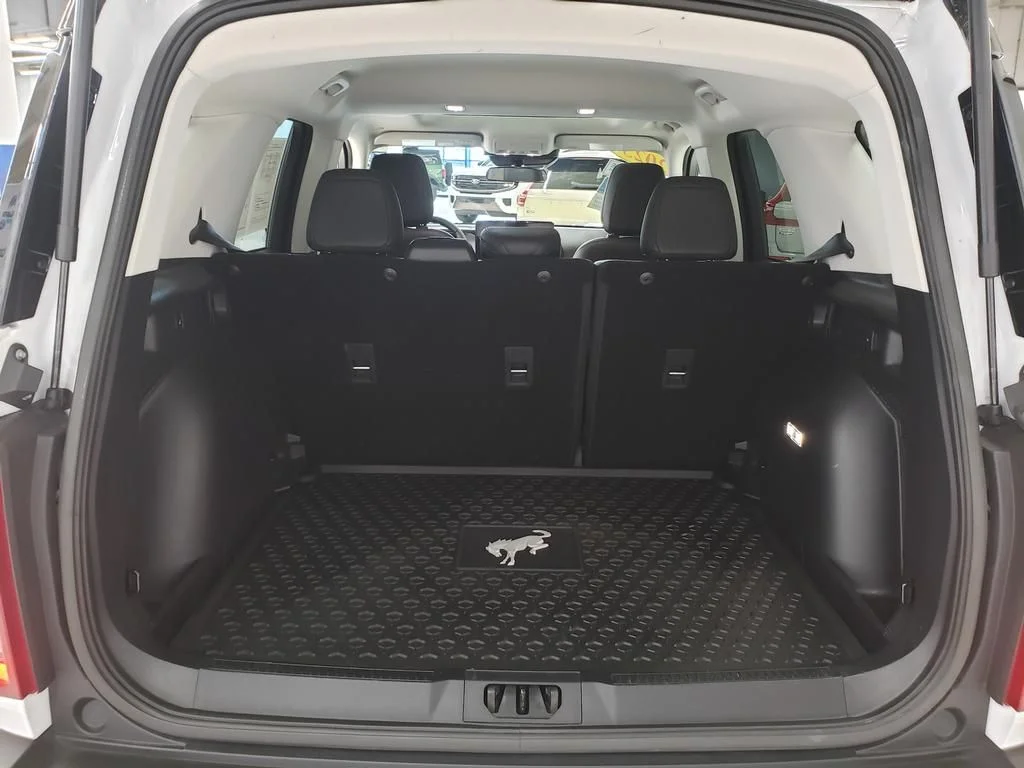 Certified Used 2025 Oxford White Ford Big Bend image 7