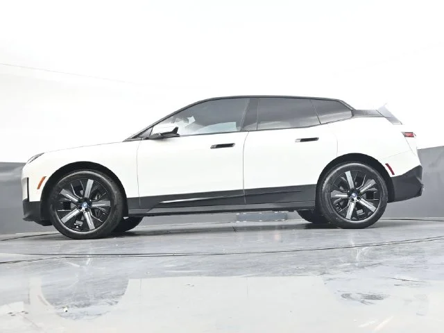Certified Used 2024 White/off-white BMW xDrive50 image 34