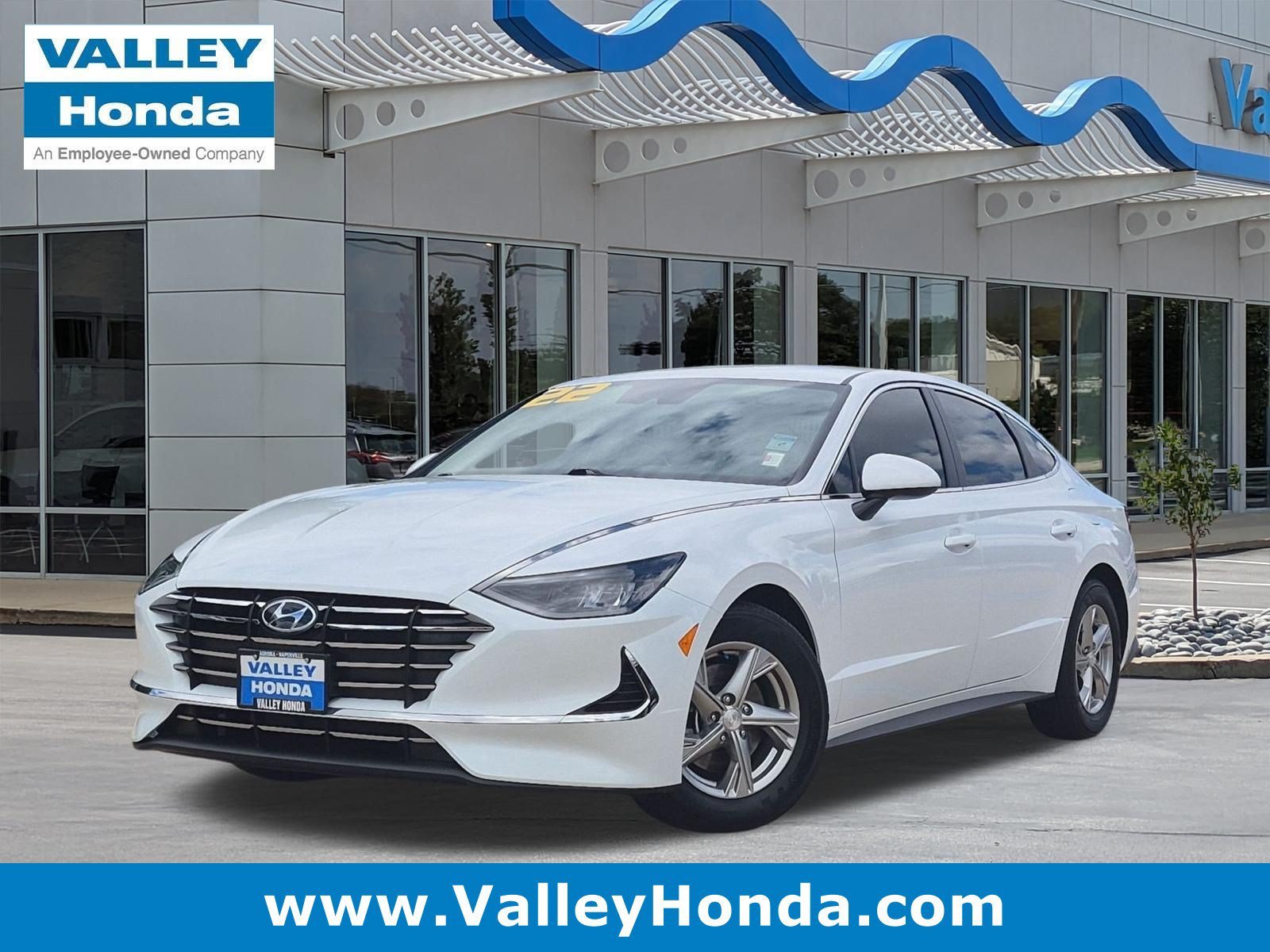 Used 2022 Quartz White Hyundai SE image 1