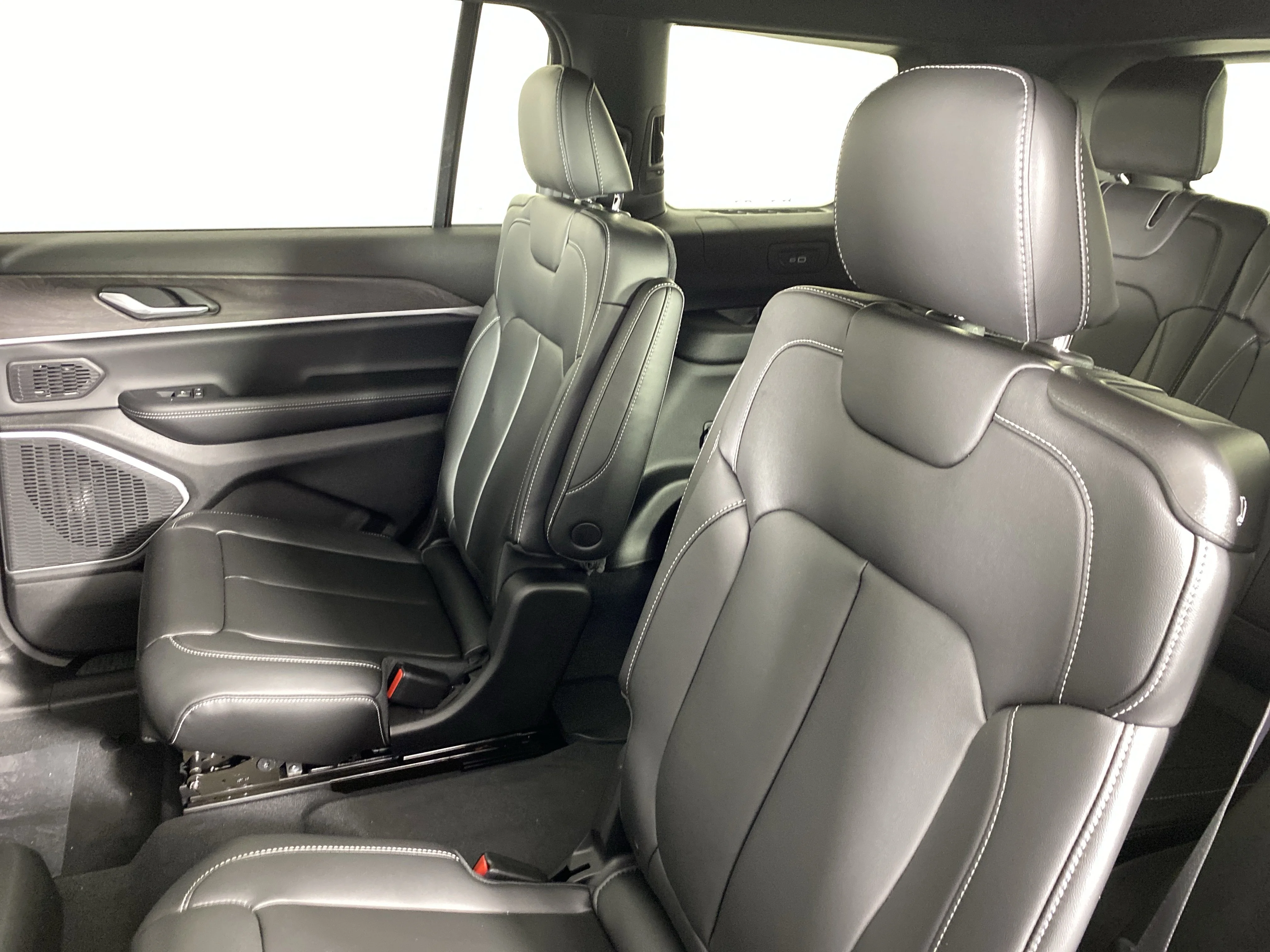 New 2026 Silver Zynith Exterior Paint Jeep Limited image 30