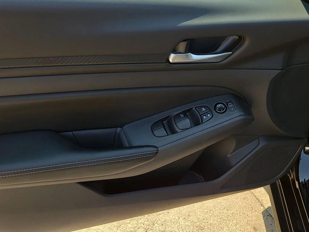 Used 2025 Black Nissan 2.5 SV image 18
