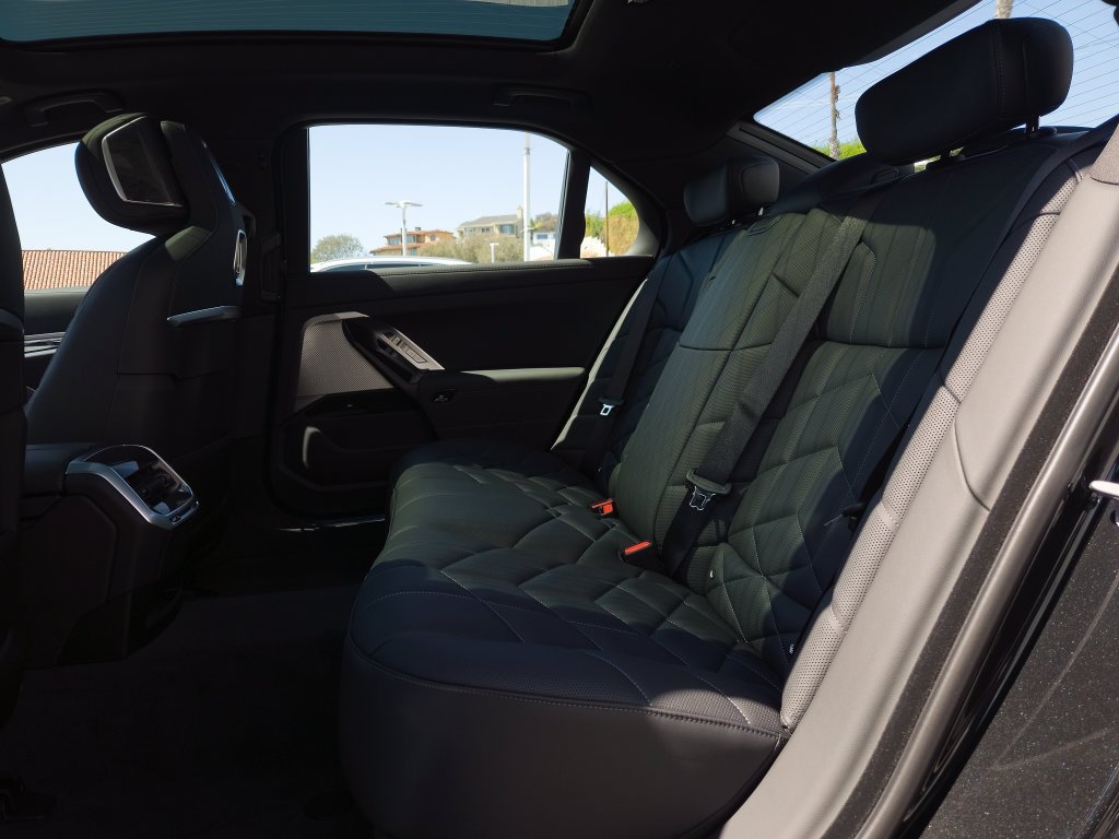 New 2026 Black Sapphire Metallic BMW 750e xDrive image 8