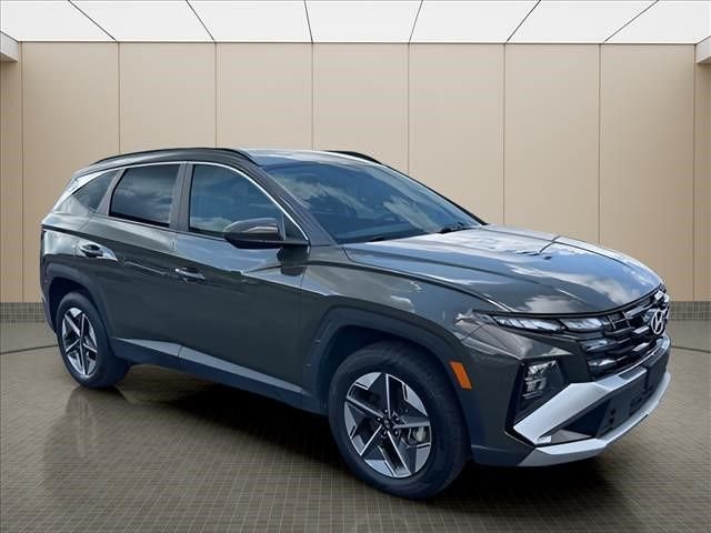 Used 2025 Green Hyundai SEL image 2