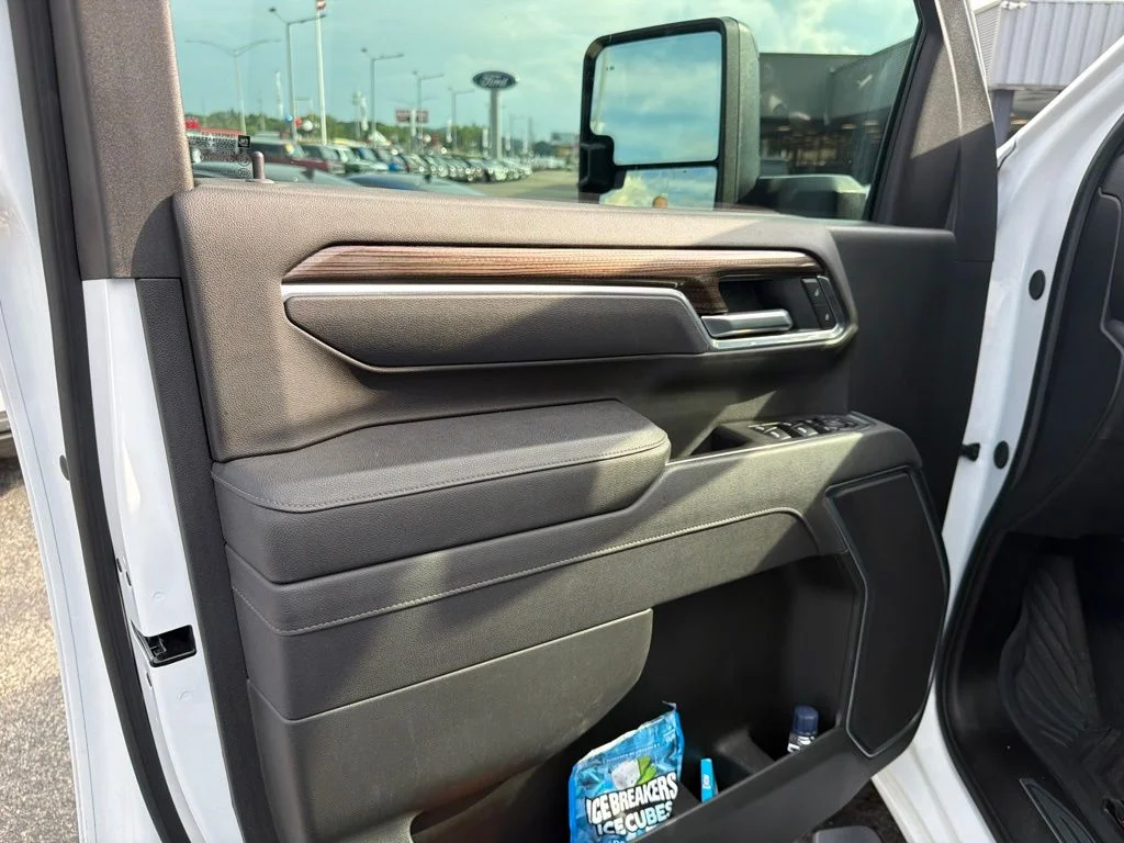 Used 2026 Summit White Chevrolet LT image 4