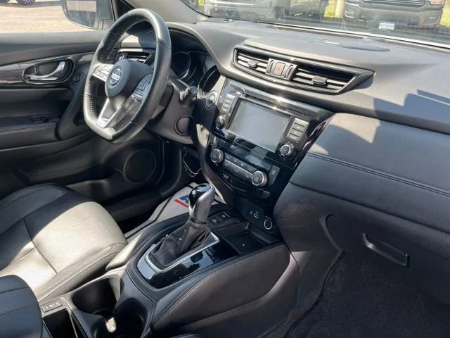 Used 2019 White Nissan SL image 26