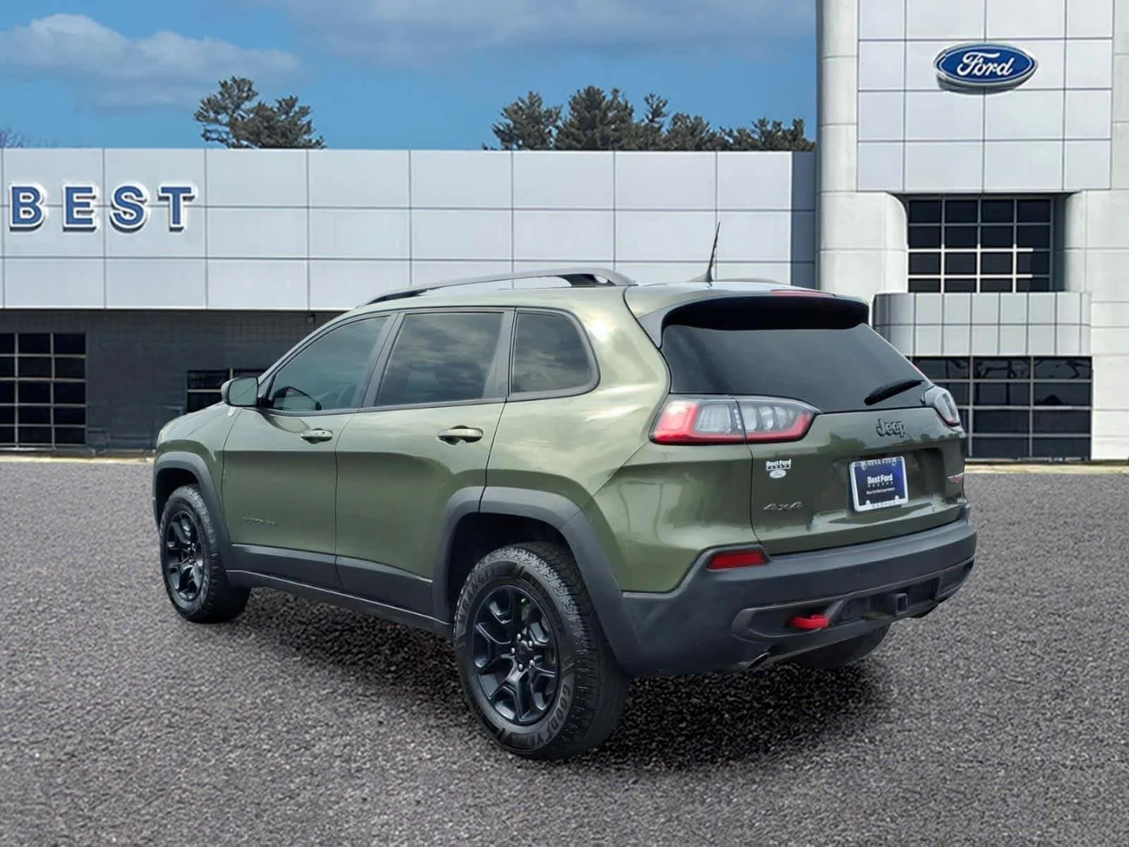 Used 2021 Olive Green Pearlcoat Jeep Trailhawk image 4