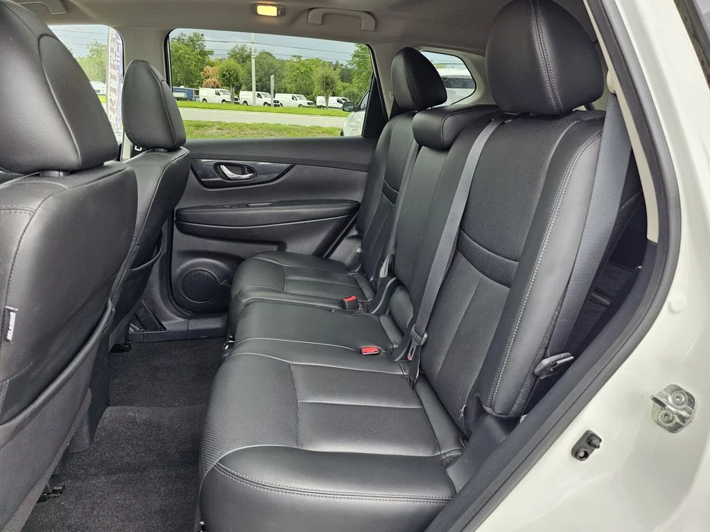 Used 2020 White Nissan SL image 16