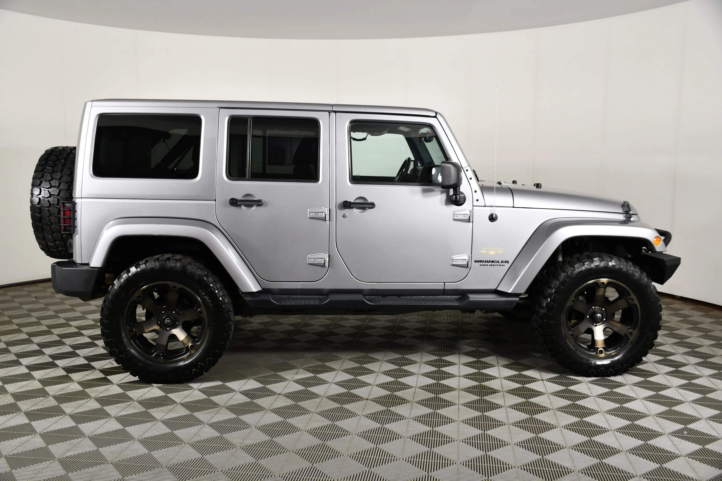 Used 2013 Billet Silver Metallic Jeep Sahara image 5