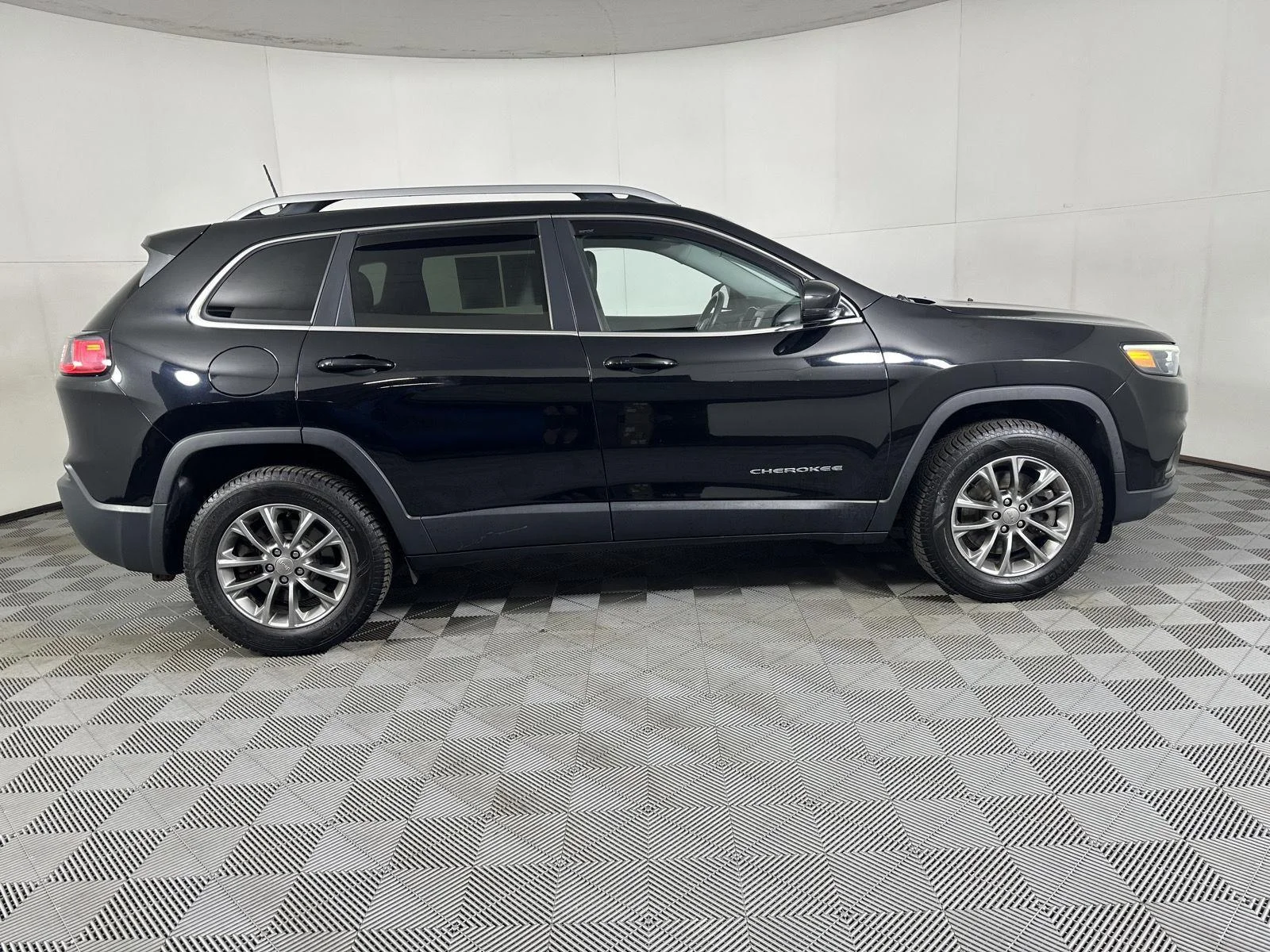 Used 2019 Diamond Black Crystal Pearlcoat Jeep Latitude Plus image 12