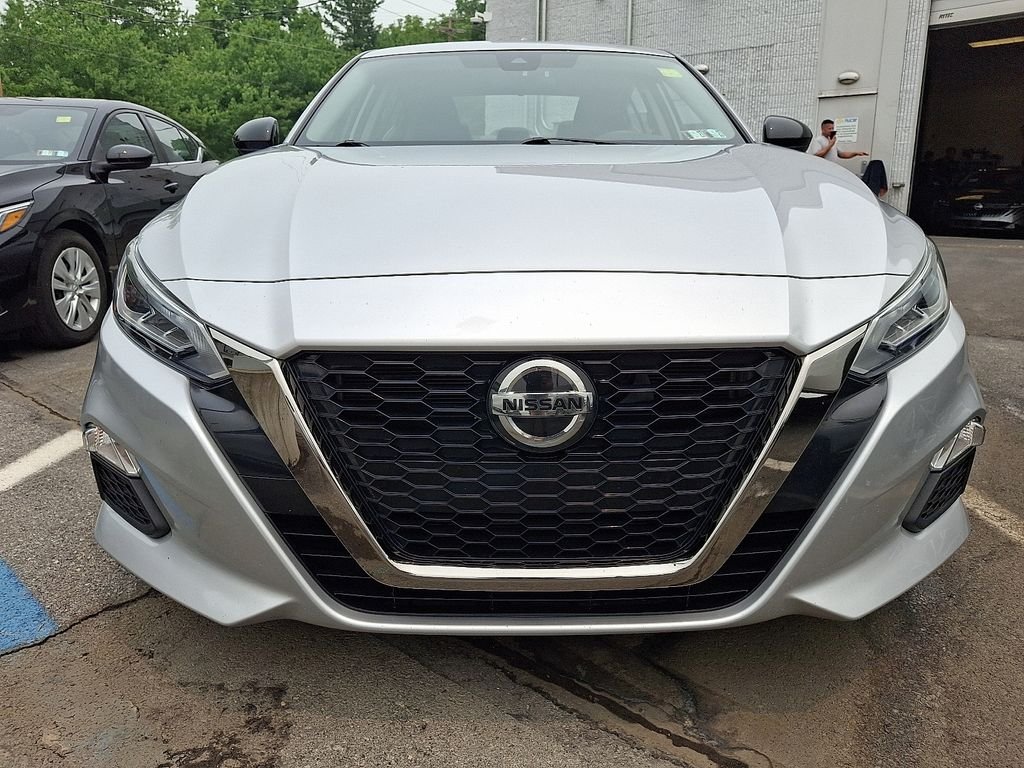 Used 2022 Silver Nissan 2.5 SR image 2