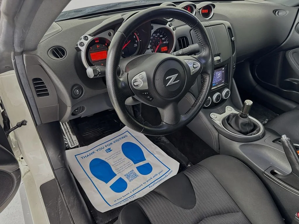 Used 2020 White Nissan Base image 25
