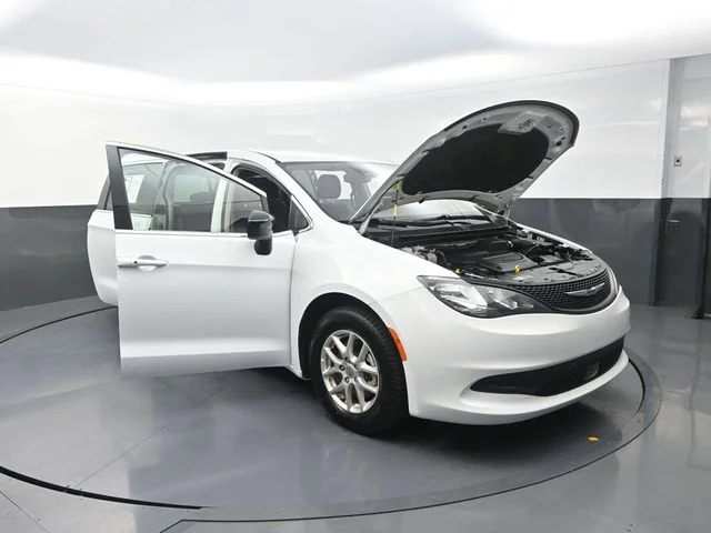 Used 2024 White Chrysler LX image 31