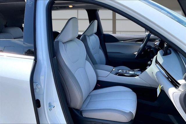 New 2027 RADIANT WHITE INFINITI LUXE image 7