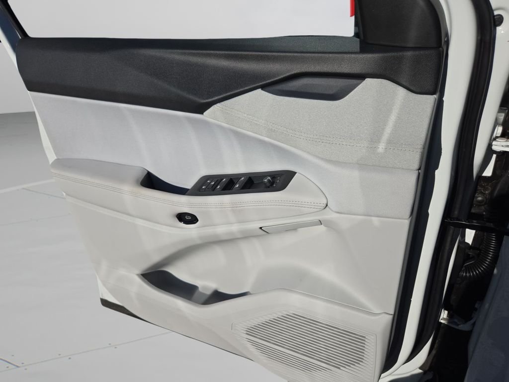 New 2026 Bright White Clear-Coat Exterior Paint Jeep Laredo image 20