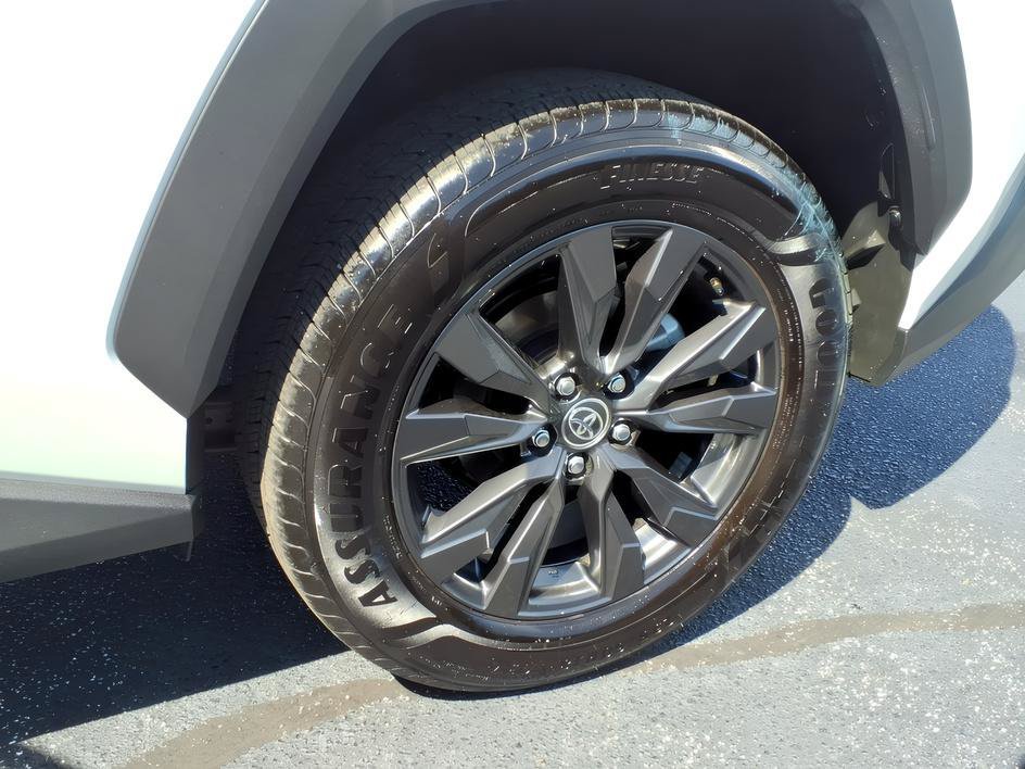 Used 2026 Wind Chill Pearl Toyota XLE Premium image 11