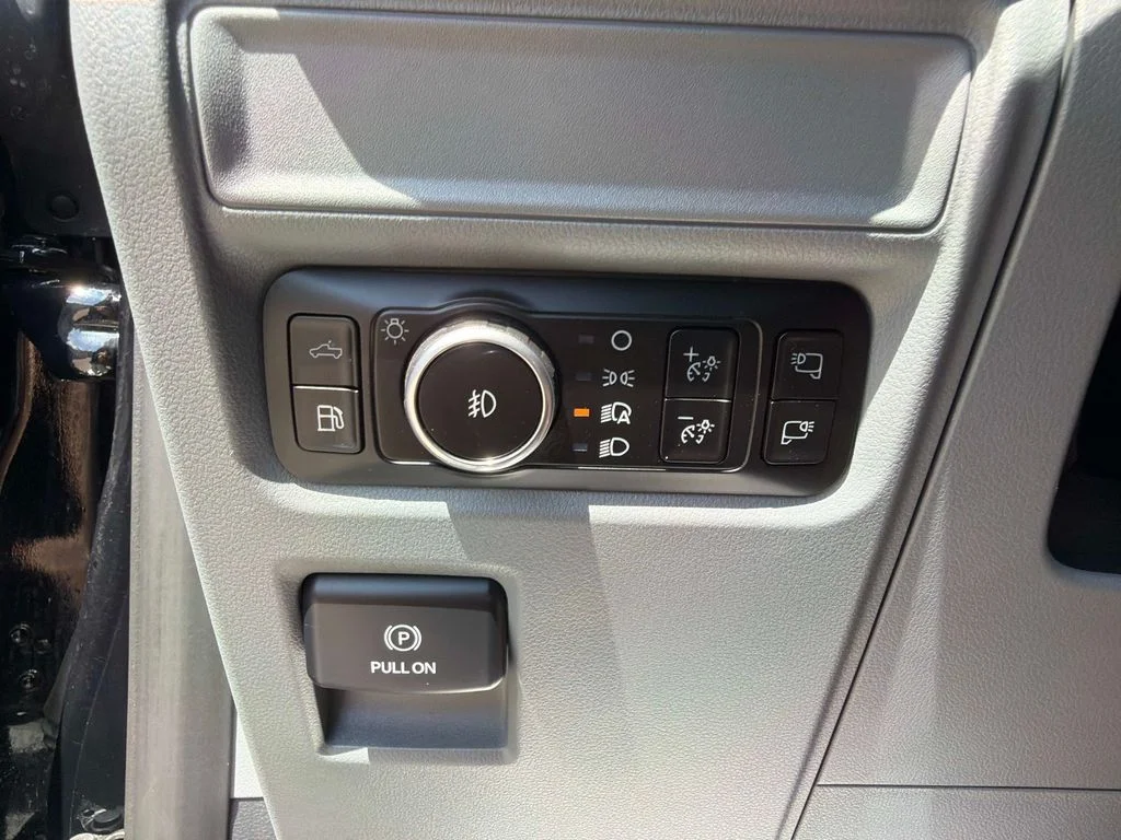 Used 2025 Agate Black Metallic Ford XLT image 31