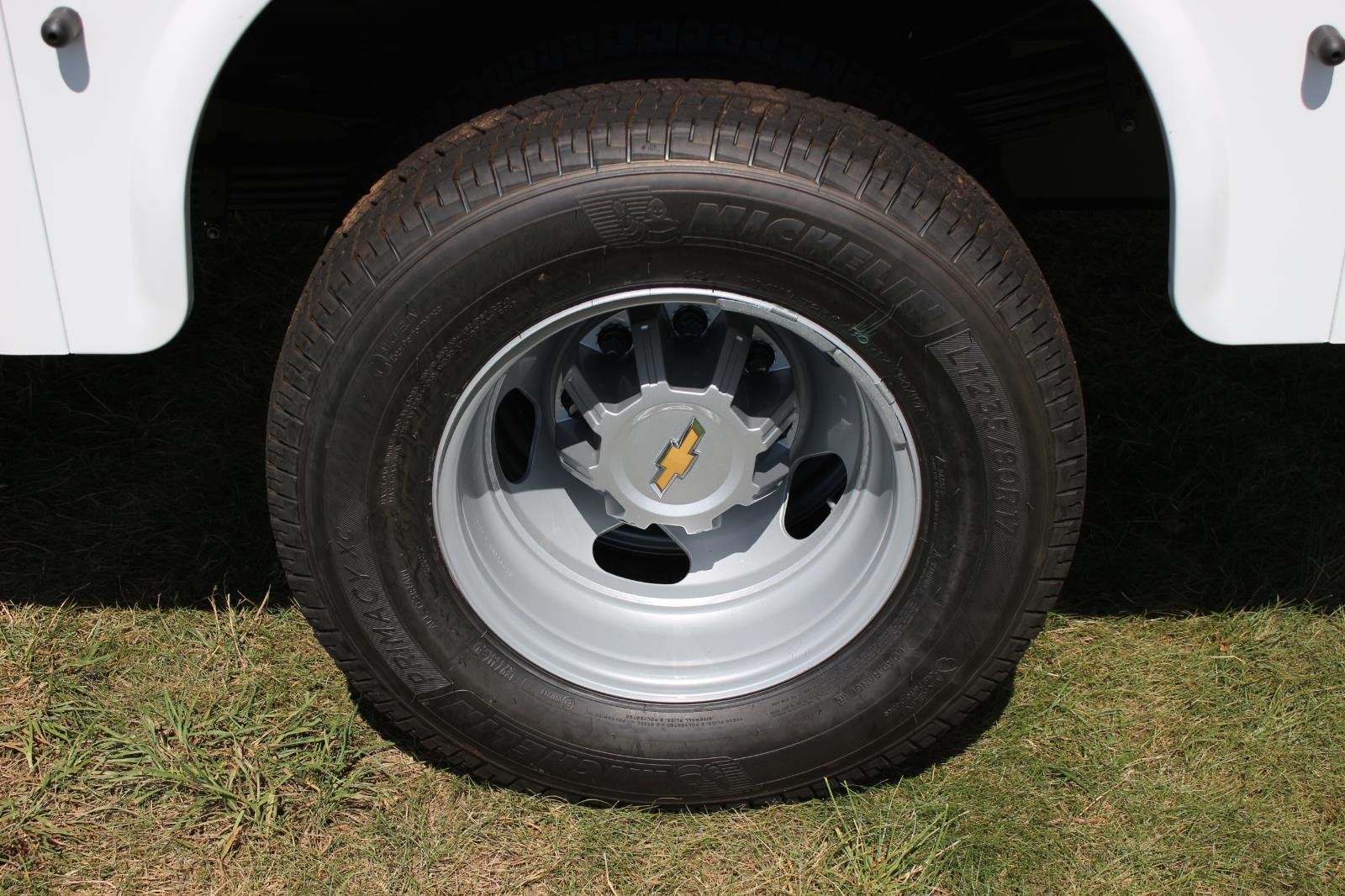 New 2026 Summit White Chevrolet Work Truck image 30