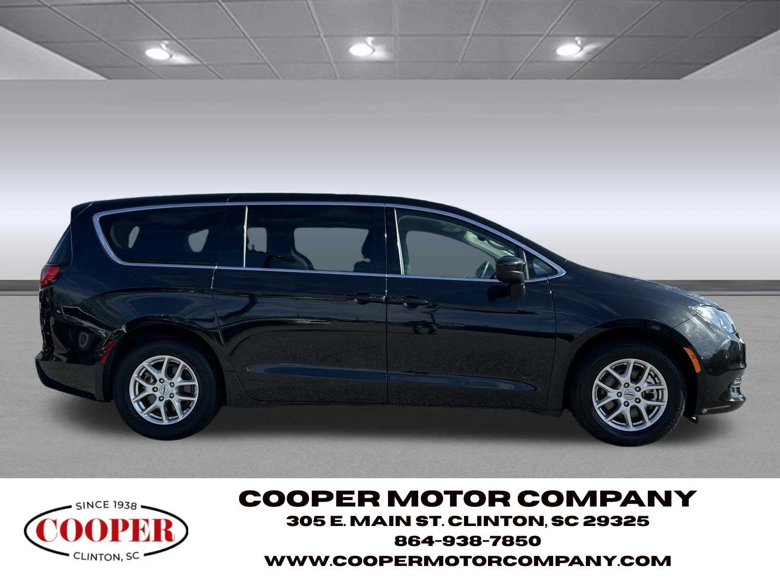 Used 2023 Brilliant Black Crystal Pearlcoat Chrysler LX image 8