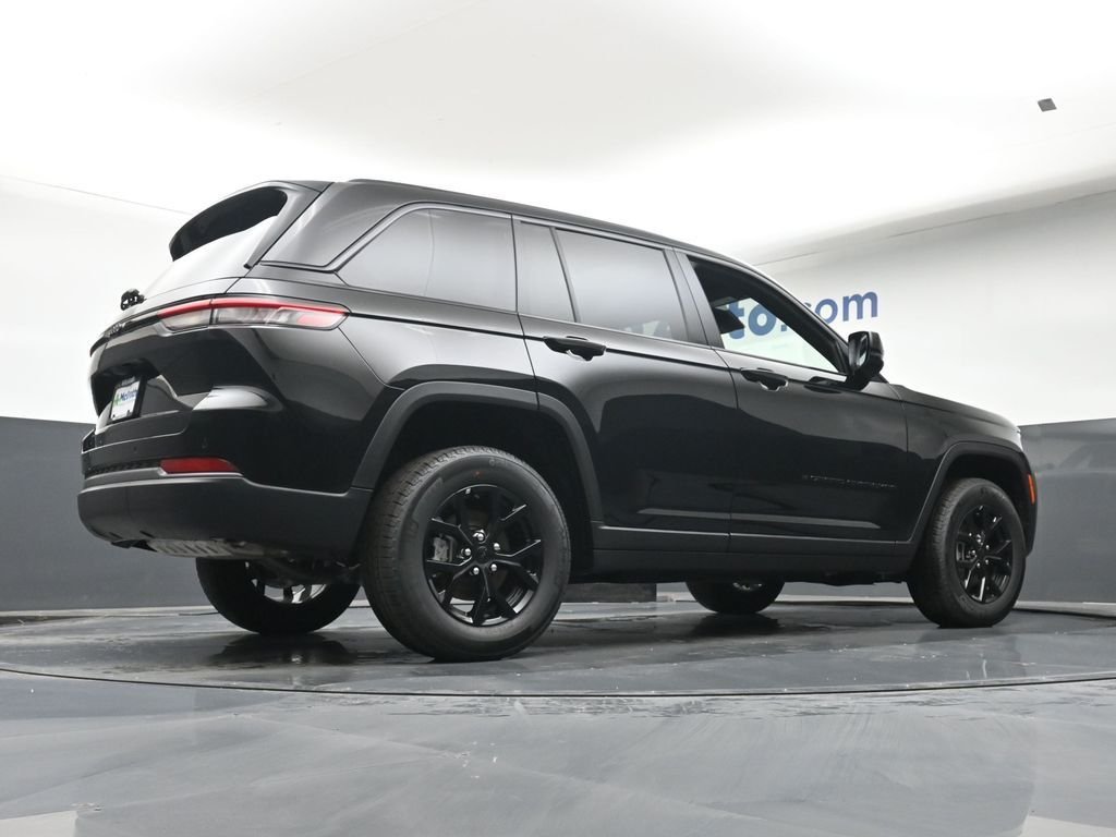 New 2026 Diamond Black Crystal Pearl-Coat Exterior Paint Jeep Altitude image 7