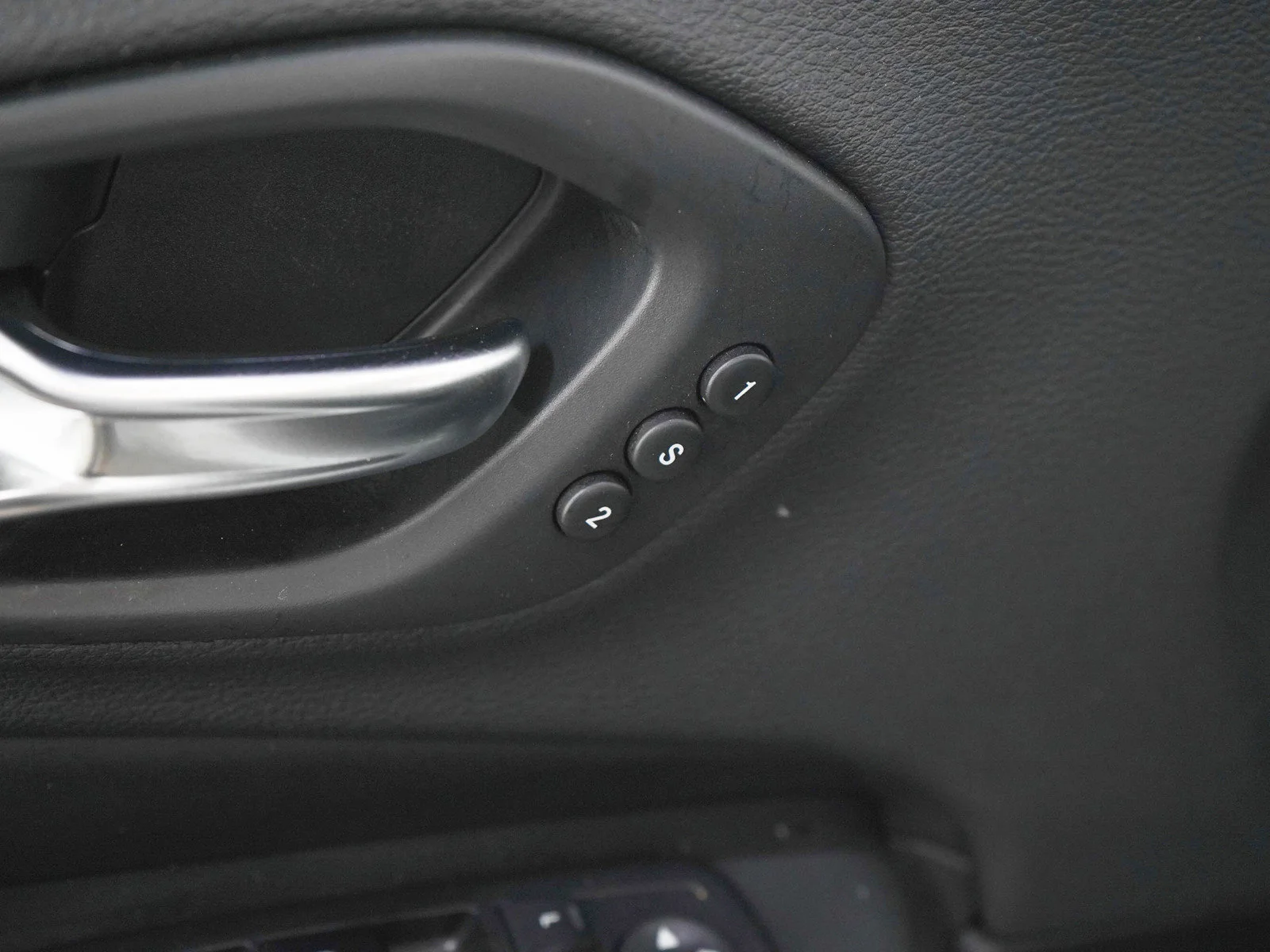 Used 2019  Jeep Limited image 21