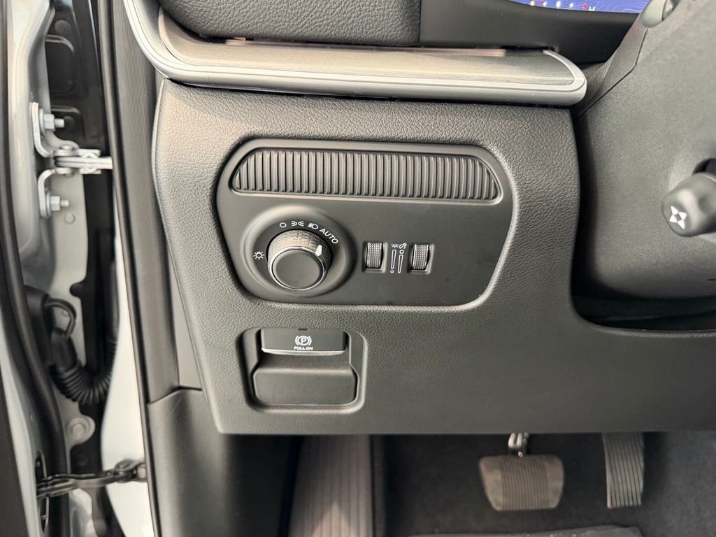 New 2026 Silver-Zynith Exterior Paint Jeep Limited Altitude image 20