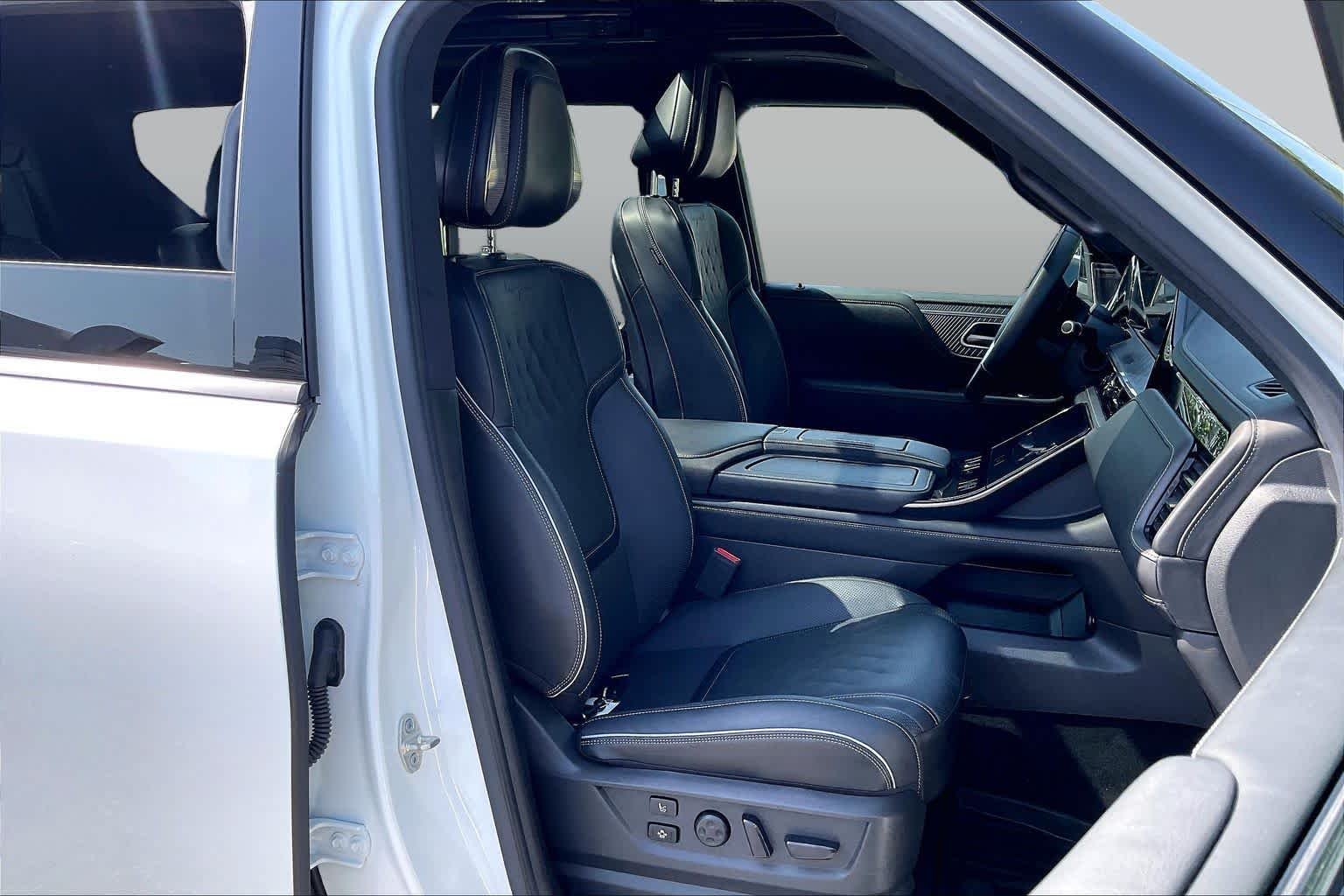 Used 2025 Radiant White/Black Obsidian INFINITI AUTOGRAPH image 8