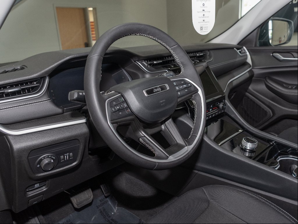 2023 Jeep Grand Cherokee Laredo - Photo 17