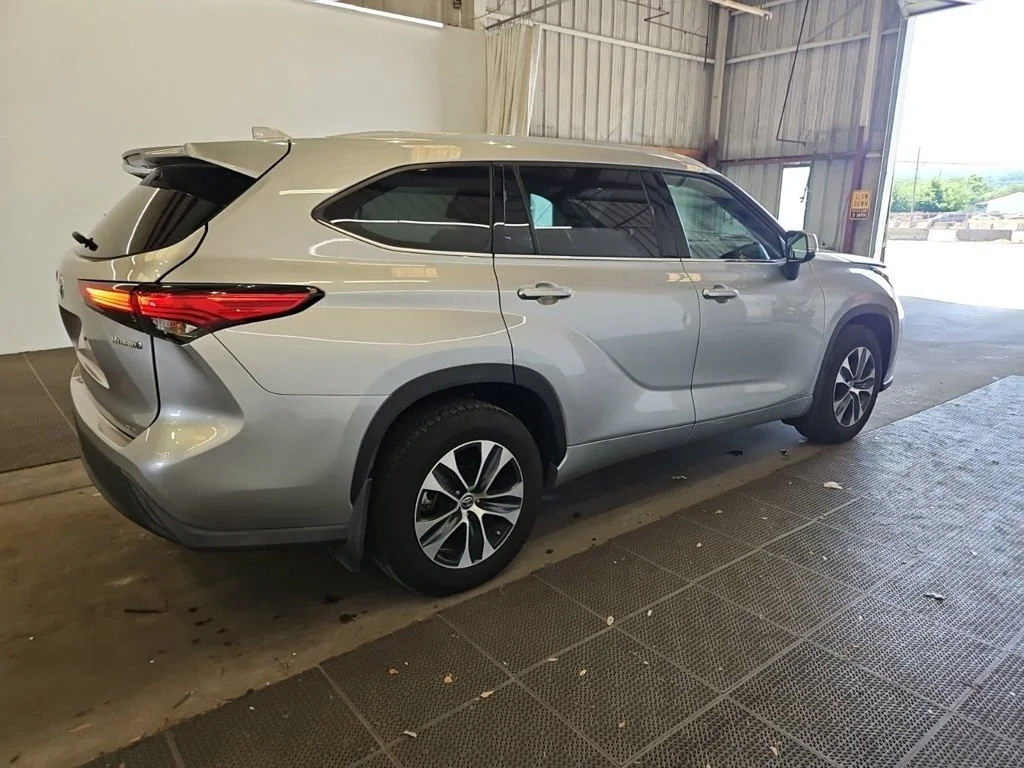 Used 2022 Silver Toyota XLE image 2