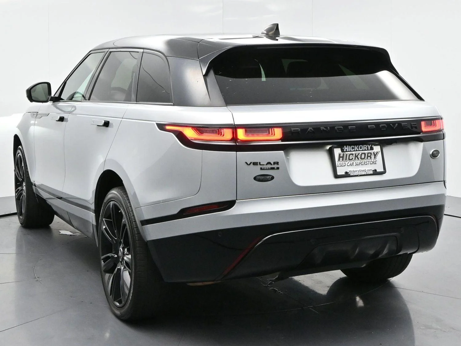 Used 2020 Silicon Silver Premium Metallic Land Rover R-Dynamic S image 6
