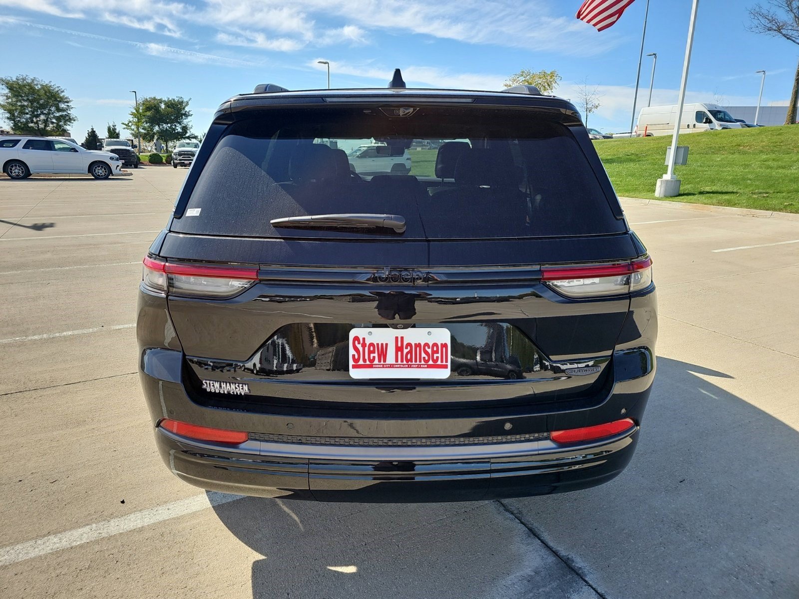 New 2026 Diamond Black Crystal Pearlcoat Jeep Summit image 4