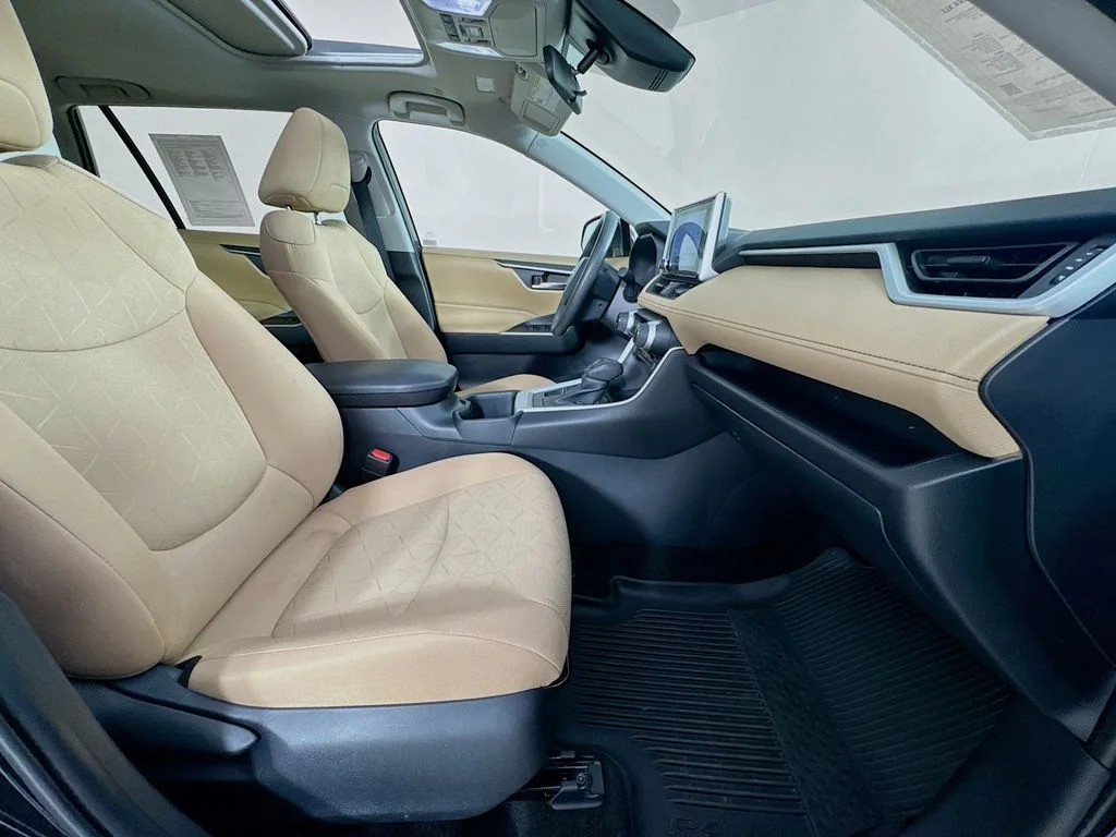Used 2025  Toyota XLE image 34