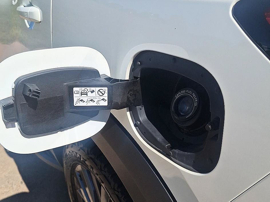 Used 2024 Pearl White Tricoat/Super Black Nissan SL image 25