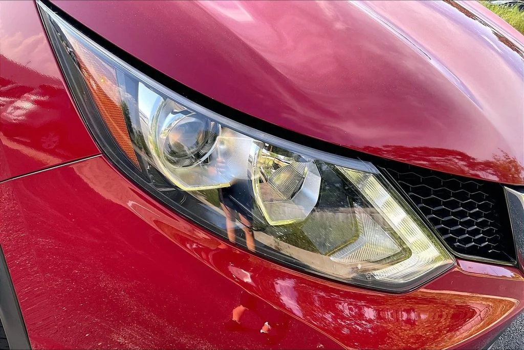 Used 2017 Red Nissan SV image 28