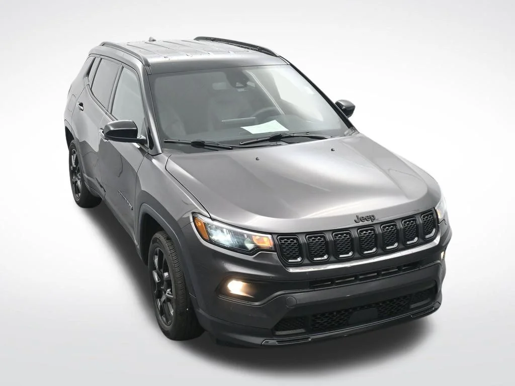 Used 2024  Jeep Latitude image 22