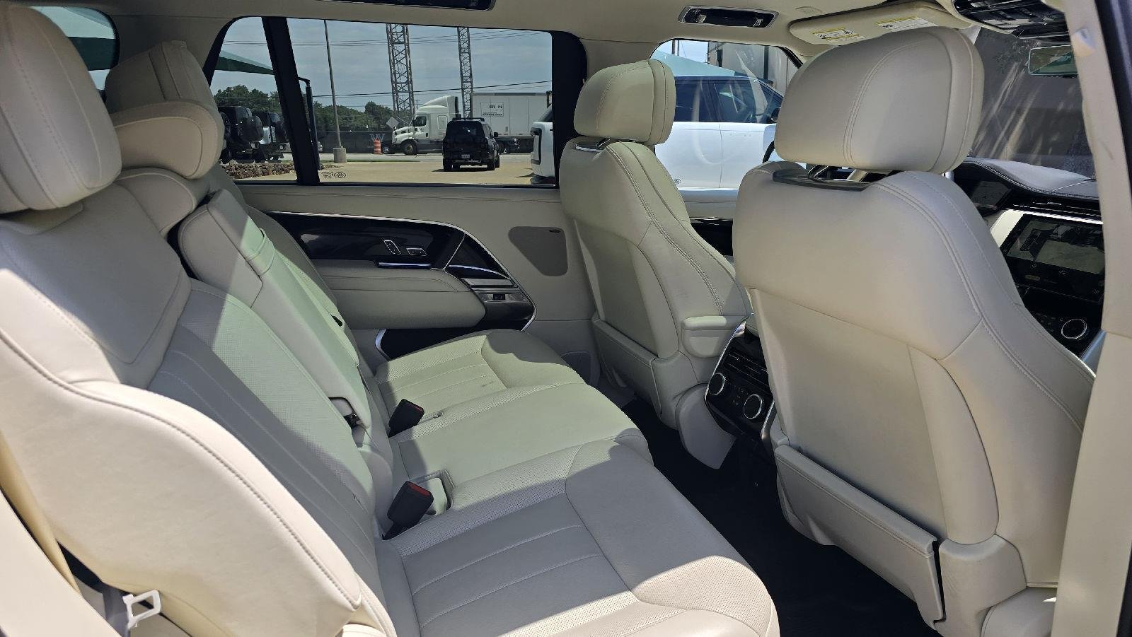 Used 2023 Silicon Silver Land Rover P530 V8 SE 7 Seats image 8