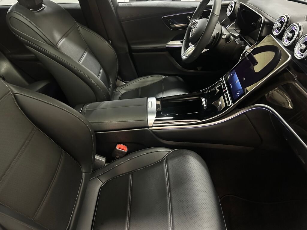 Used 2025 Polar White Mercedes-Benz GLC 300 image 28