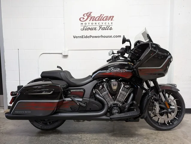 2026 Indian Motorcycle Challenger Dark Horse Signature Series Abyss Metallic / Red Alert 