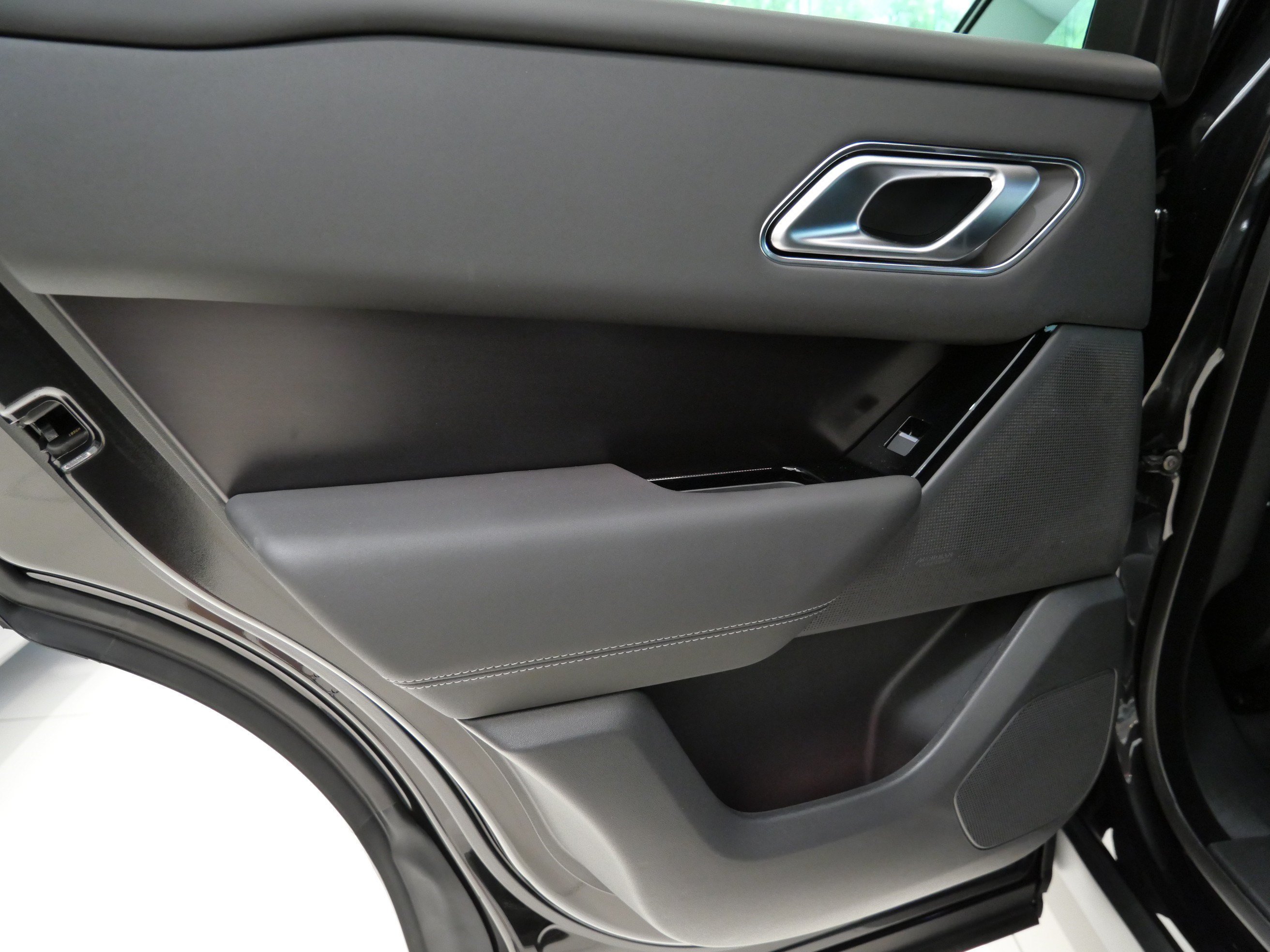 New 2026 Santorini Black LAND ROVER  image 7