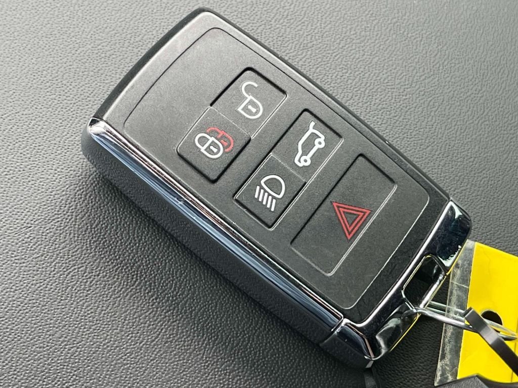 Used 2025 Borasco Gray Metallic Land Rover SE image 35