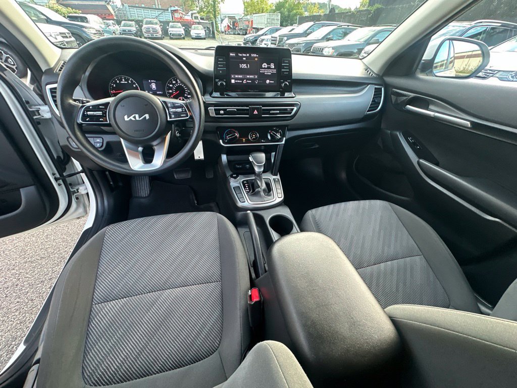 Used 2023 White Kia LX image 25
