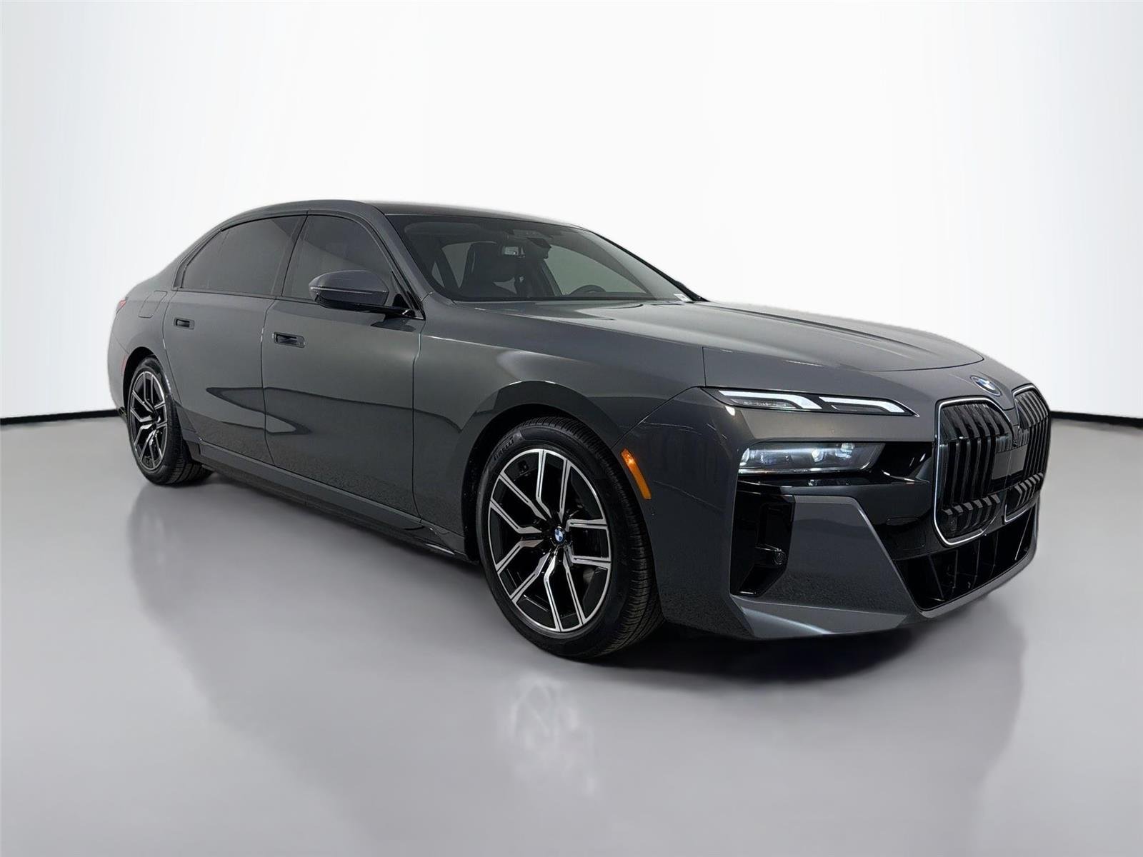 New 2026 Dravit Grey Metallic BMW 750e xDrive image 5