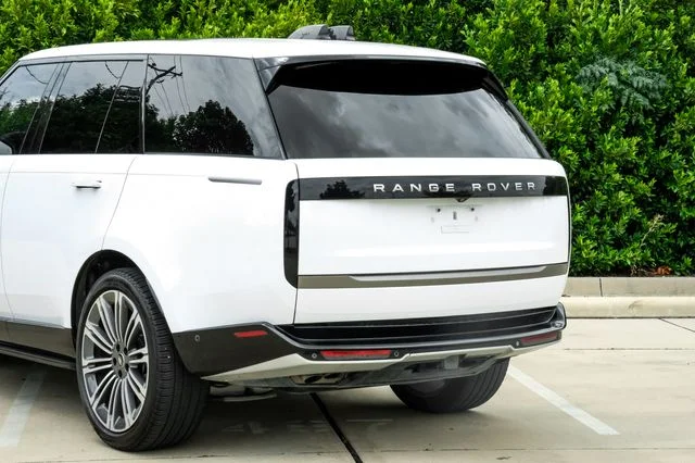 Used 2024 White Land Rover SE image 17