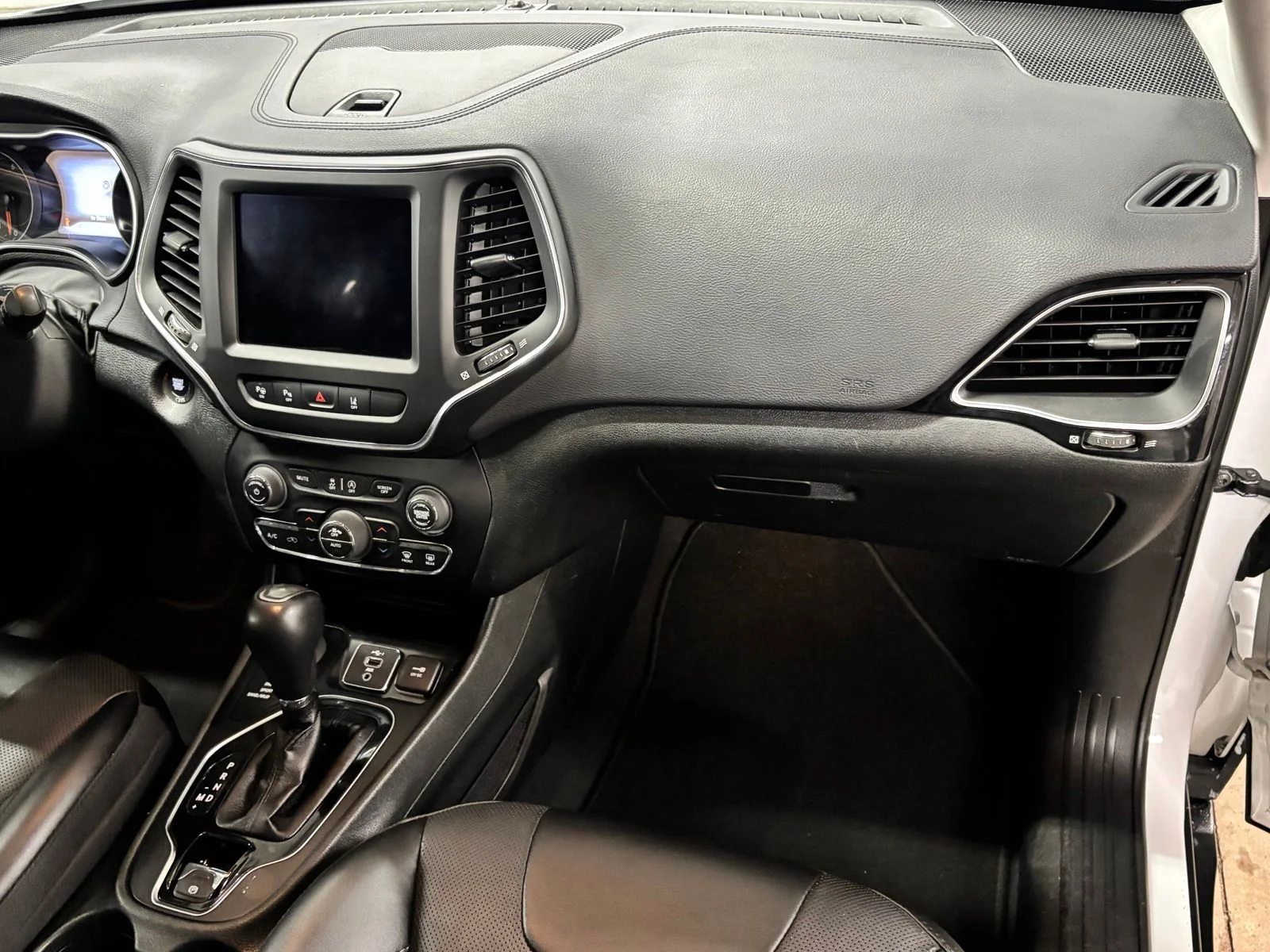 Used 2023 White Jeep Altitude image 20