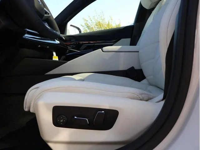 New 2026 Mineral White Metallic BMW 550e xDrive image 40