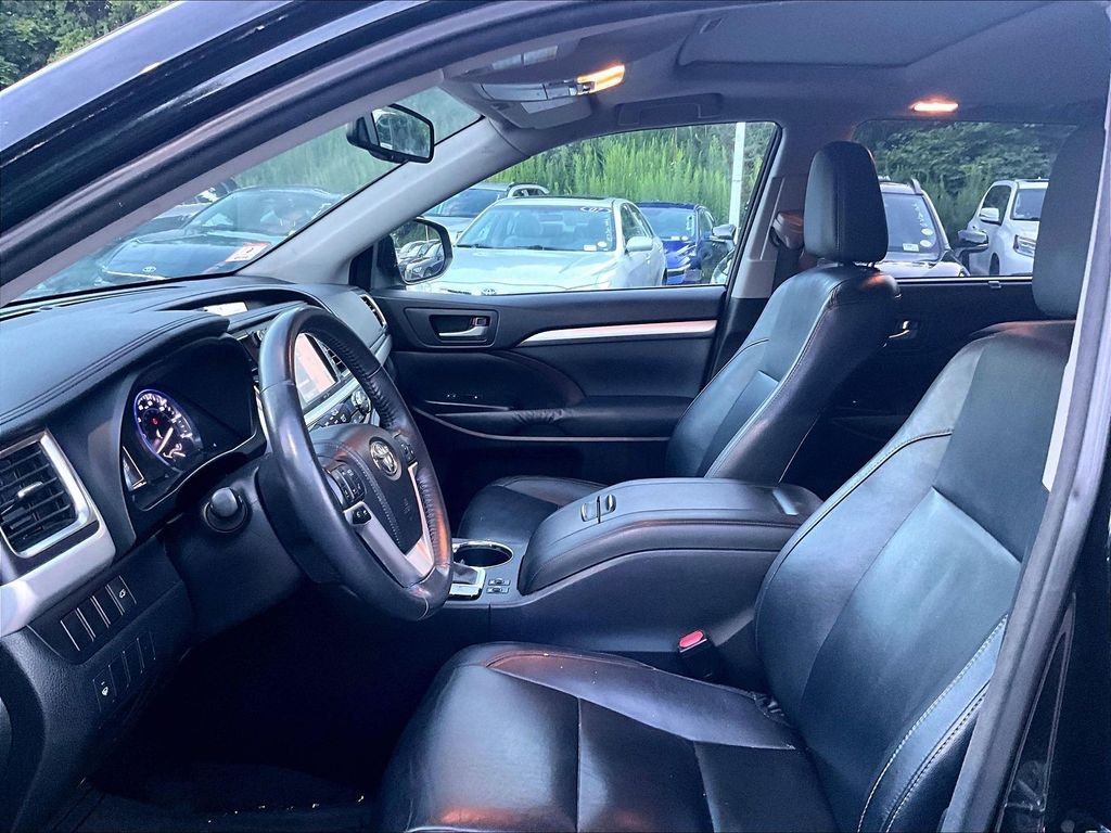 Used 2014 Black Toyota XLE V6 image 4