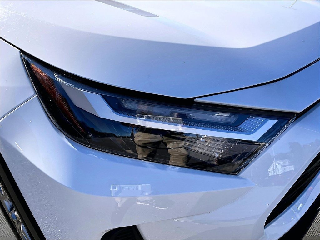 Used 2025 White Toyota XLE image 33